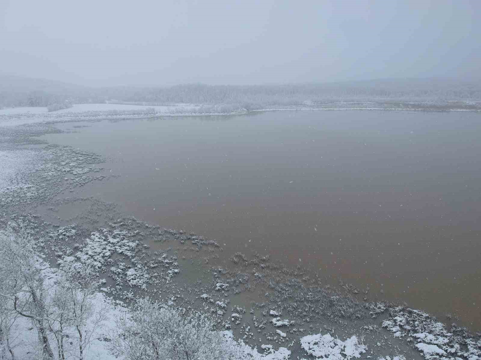 Sarıkum G&ouml;l&uuml; beyaz gelinliğini giydi
