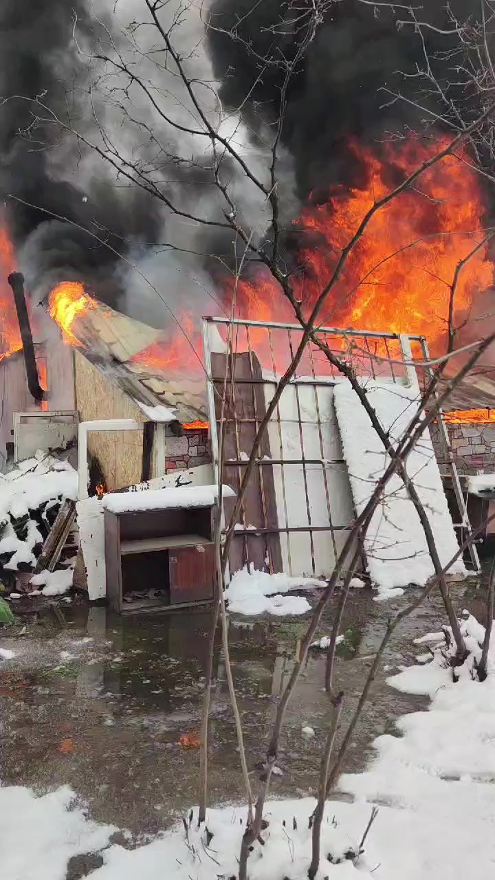 Prefabrik ev alev alev yandı: Eşyalar küle döndü
