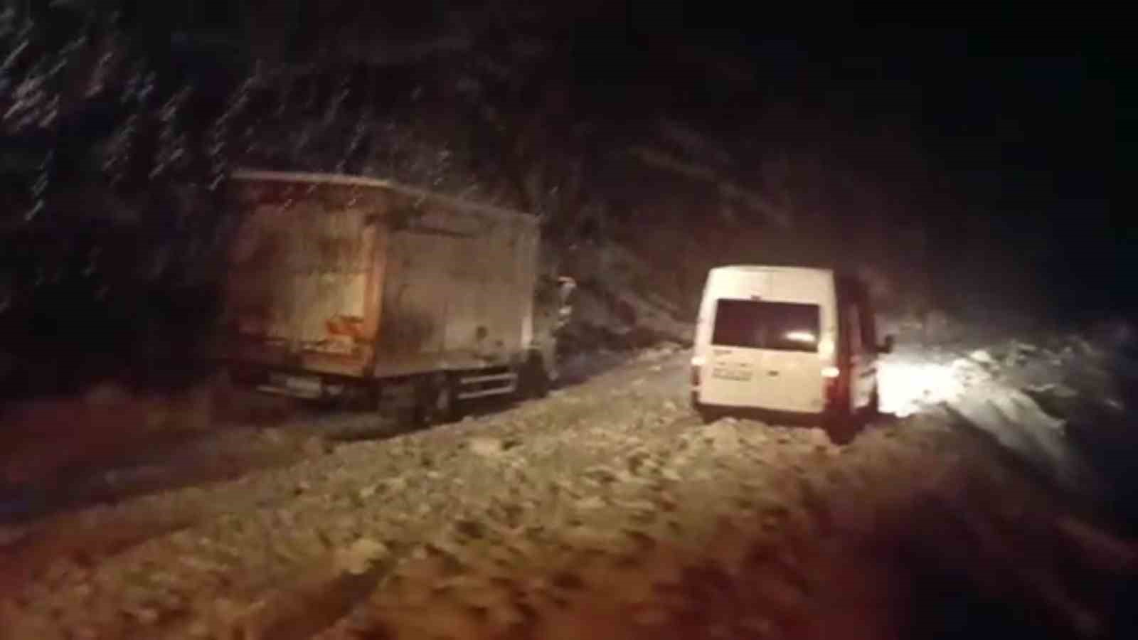 Şırnak’ta ekiplerin kar nöbeti devam ediyor