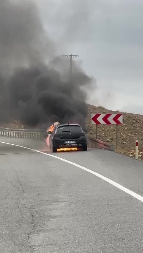 Batman’da seyir halindeki otomobil alevlere teslim oldu