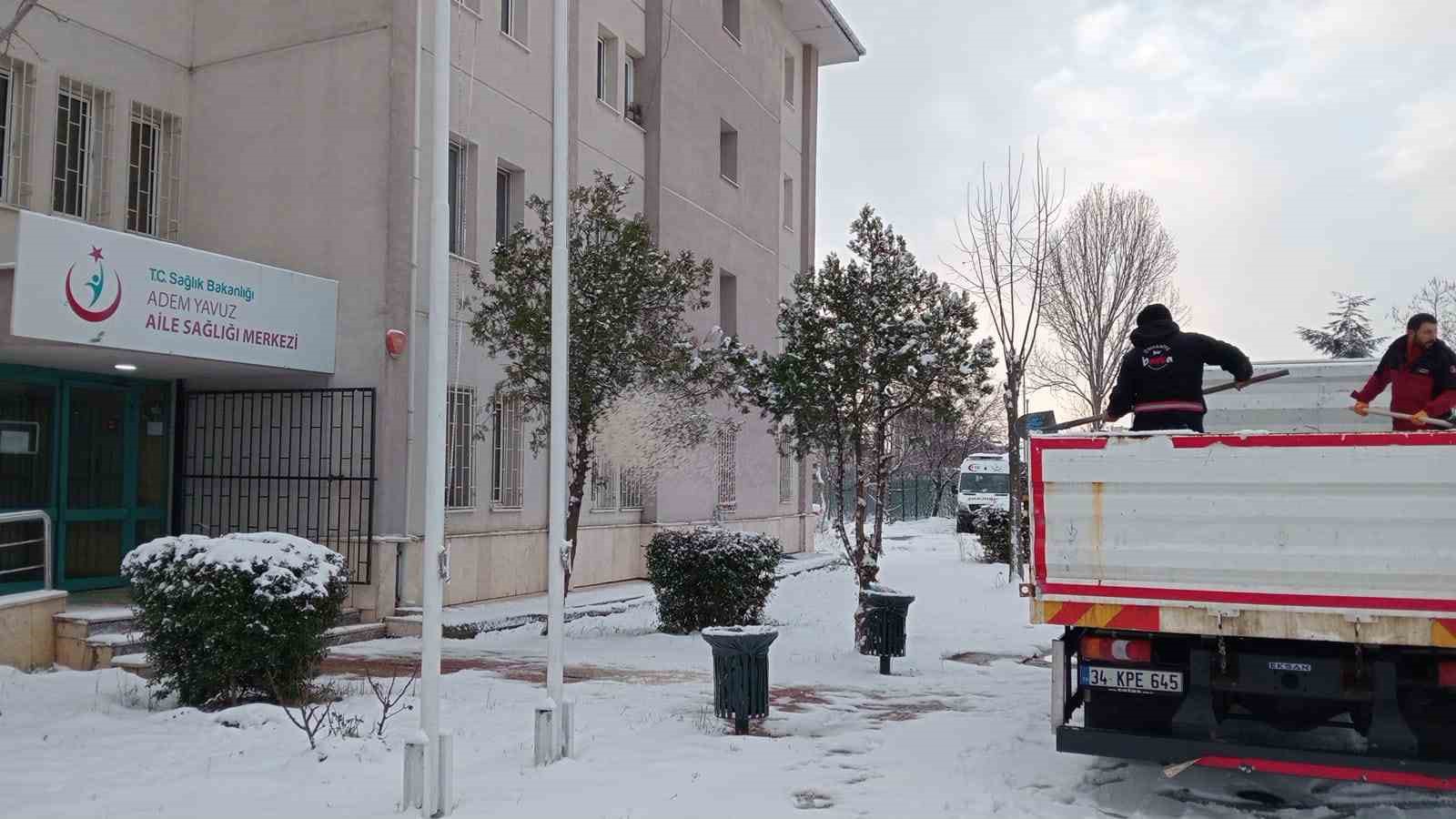 Ümraniye Belediyesi Kar Timleri göreve hazır: İlçe genelinde kesintisiz mücadele
