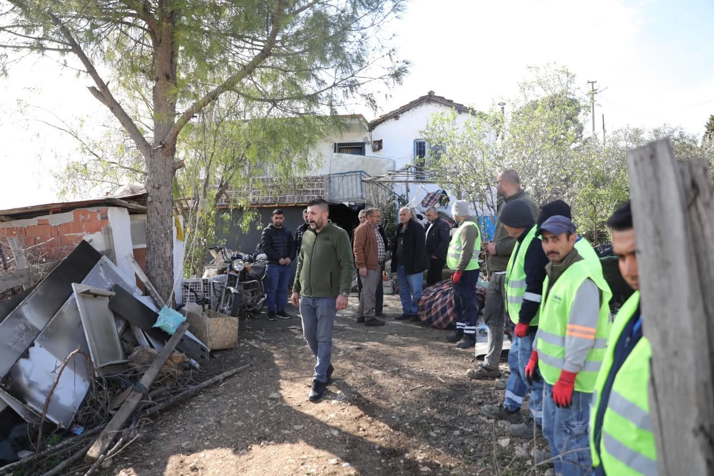 Başkan Gençay’dan evi yanan aileye yardım eli
