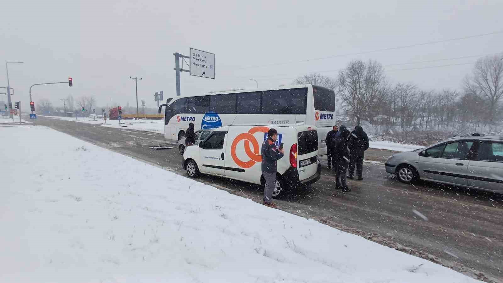 Kar ve buz zincirleme kazaya neden oldu
