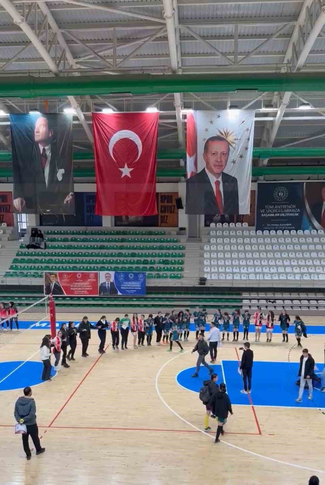 Futsal finalinde kazanan ve kaybeden takımlar halayda buluştu
