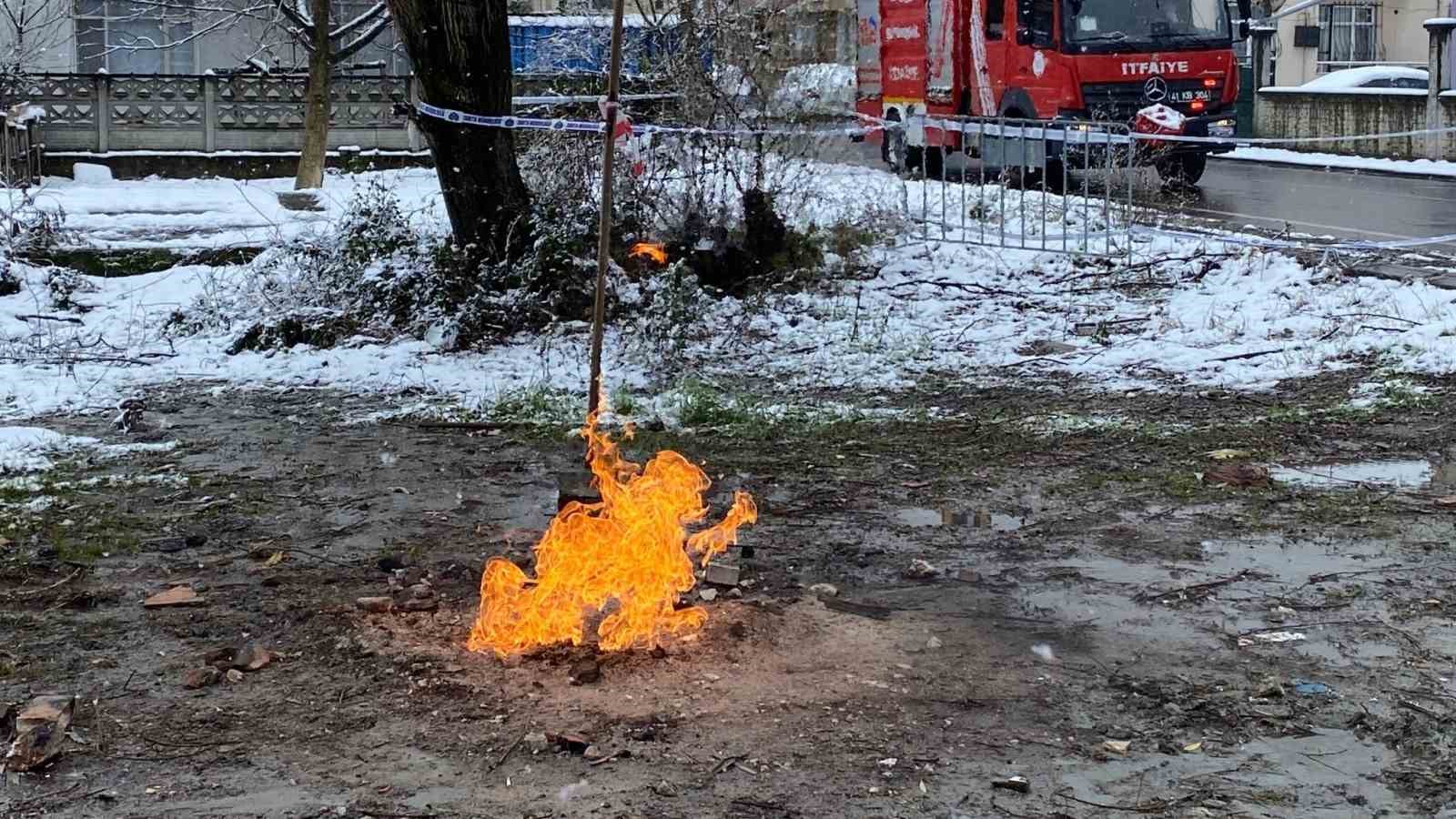 Kocaeli’deki metan gazı kar yağışına rağmen 4 gündür yanıyor