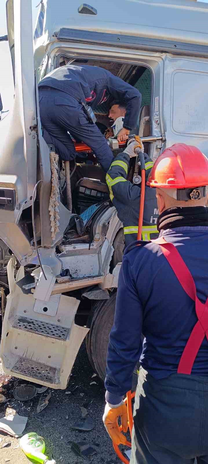 Mardin’de tıra çarpan tanker sürücüsü yaralandı