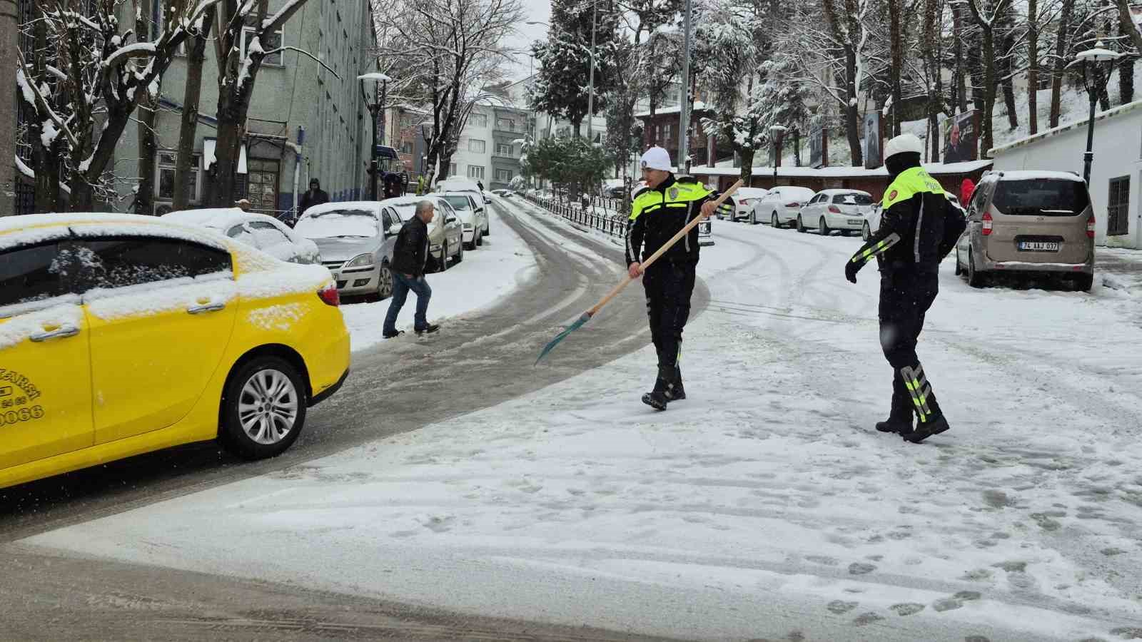 Trafik polisinden buzlu yolda düdüklü, kürekli müdahale