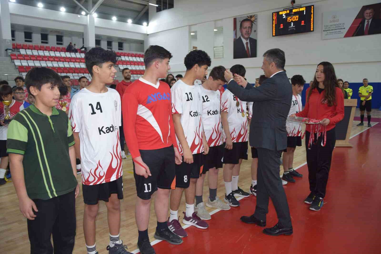 Aksu’da Okul Sporları Futsal Turnuvası sona erdi
