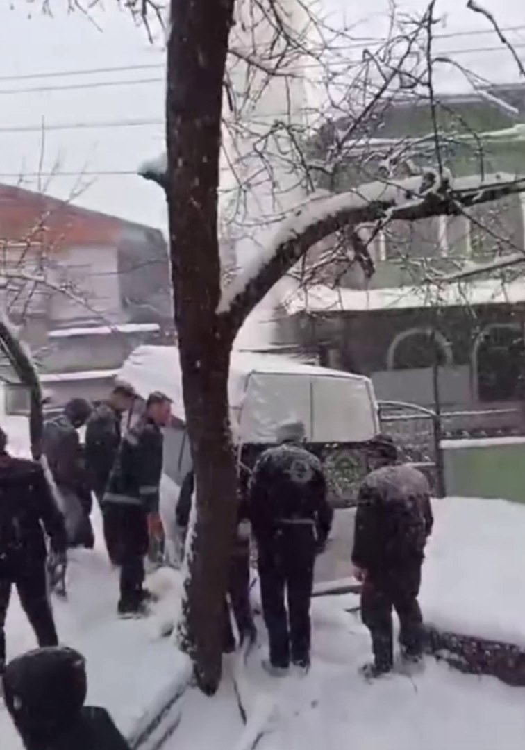 Zonguldak’ta iş makinesinin çarptığı öğrenci servisi metrelerce kayıp duvara çarptı
