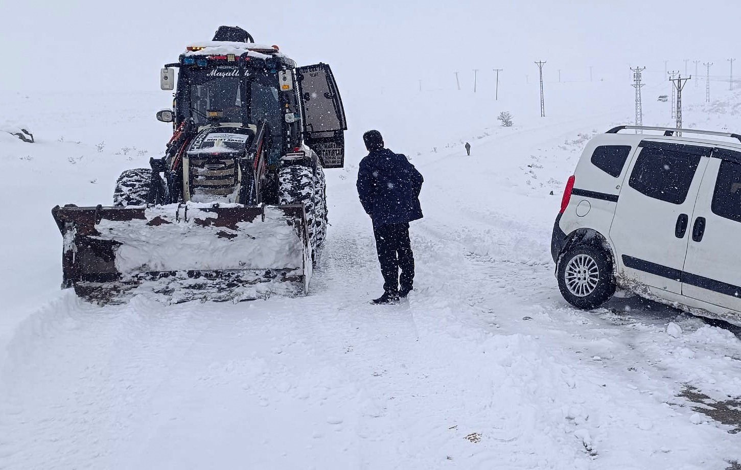 Yolda kalan araçlar belediye ekipleri tarafından kurtarıldı
