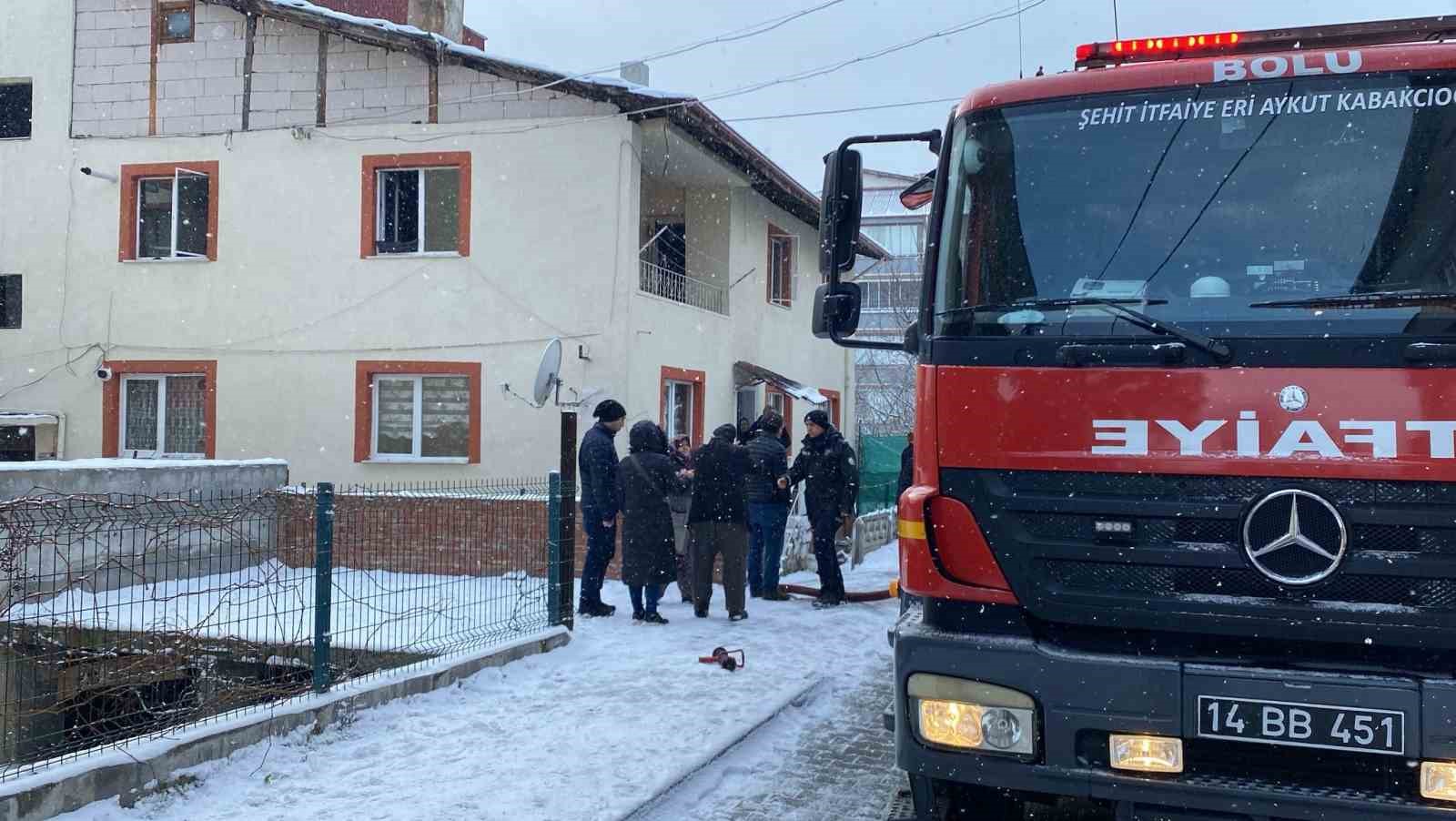 Bolu’da evde çıkan yangında 3’ü çocuk 4 kişi dumandan etkilendi