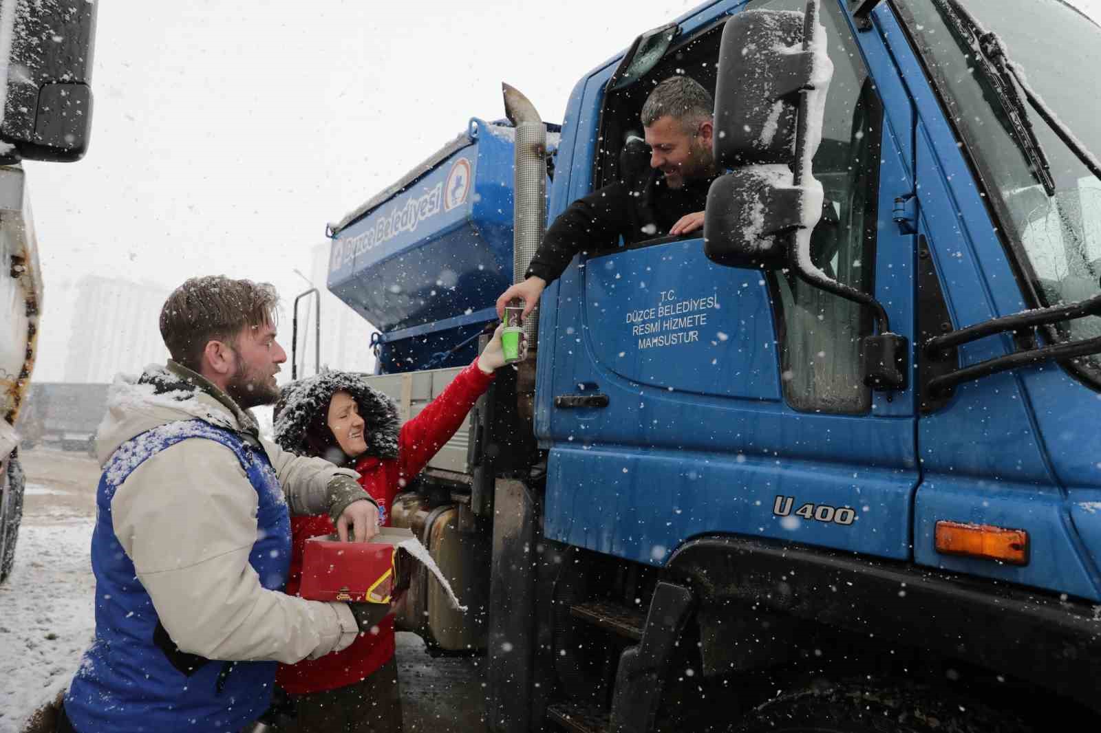 Karla mücadele ekibine iç ısıtan ikram