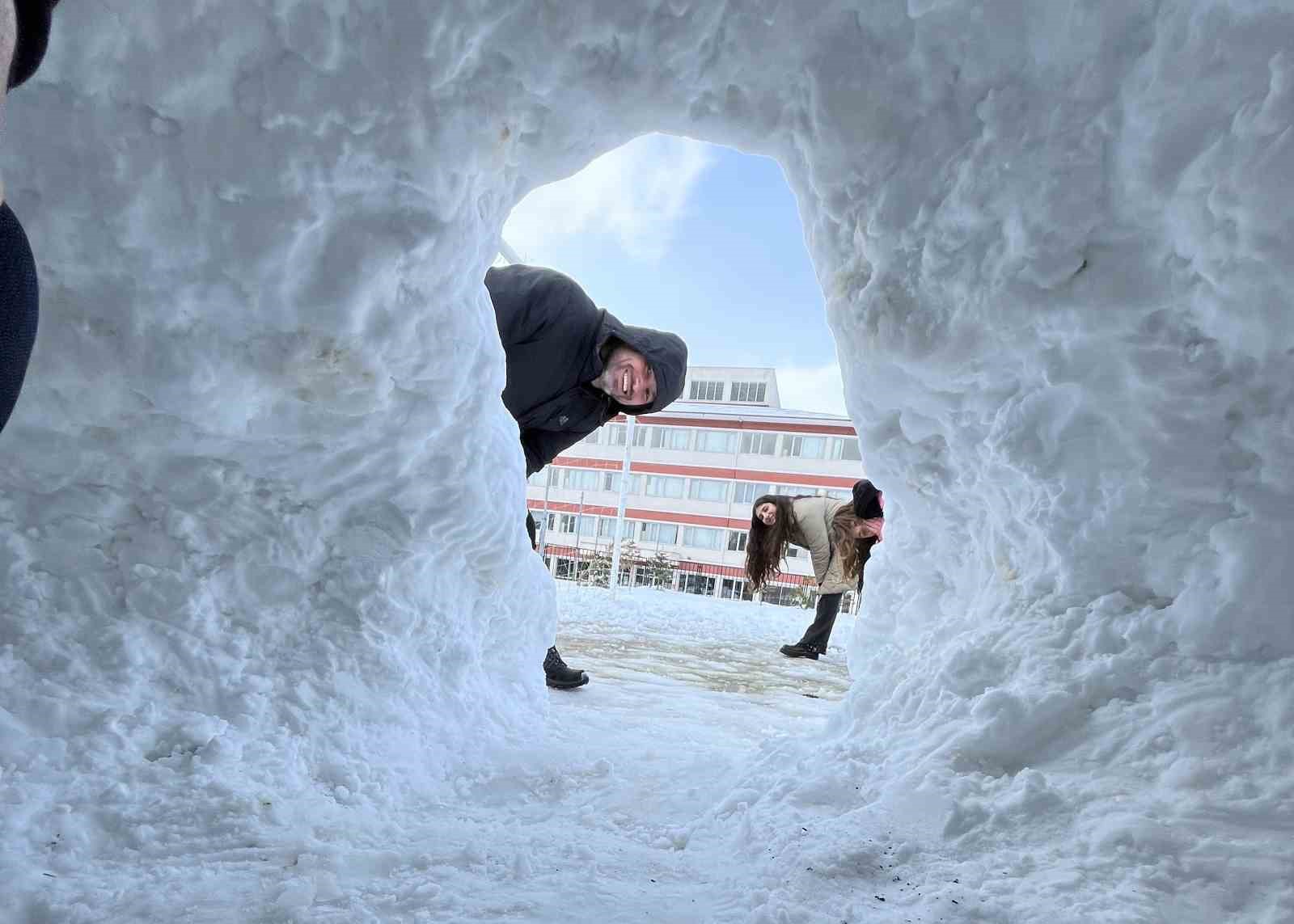 Ordu’da lise öğrencileri kardan ’iglo’ inşa etti