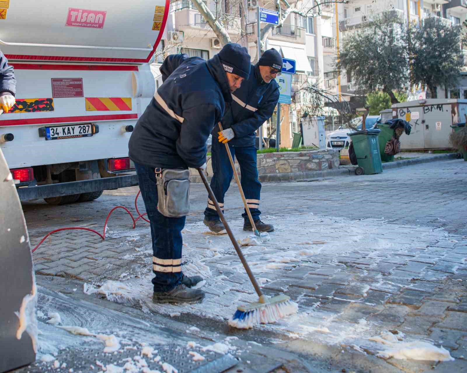 Kuşadası Belediyesi’nden ‘Burç Sokak’ta’ detaylı temizlik çalışması
