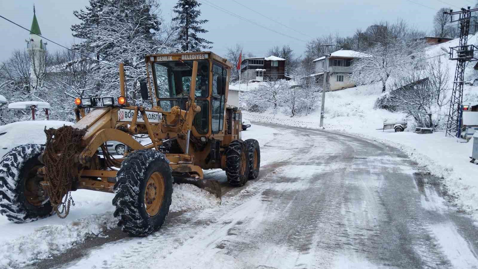 Kar fırtınası Gemlik’i beyaza bürüdü
