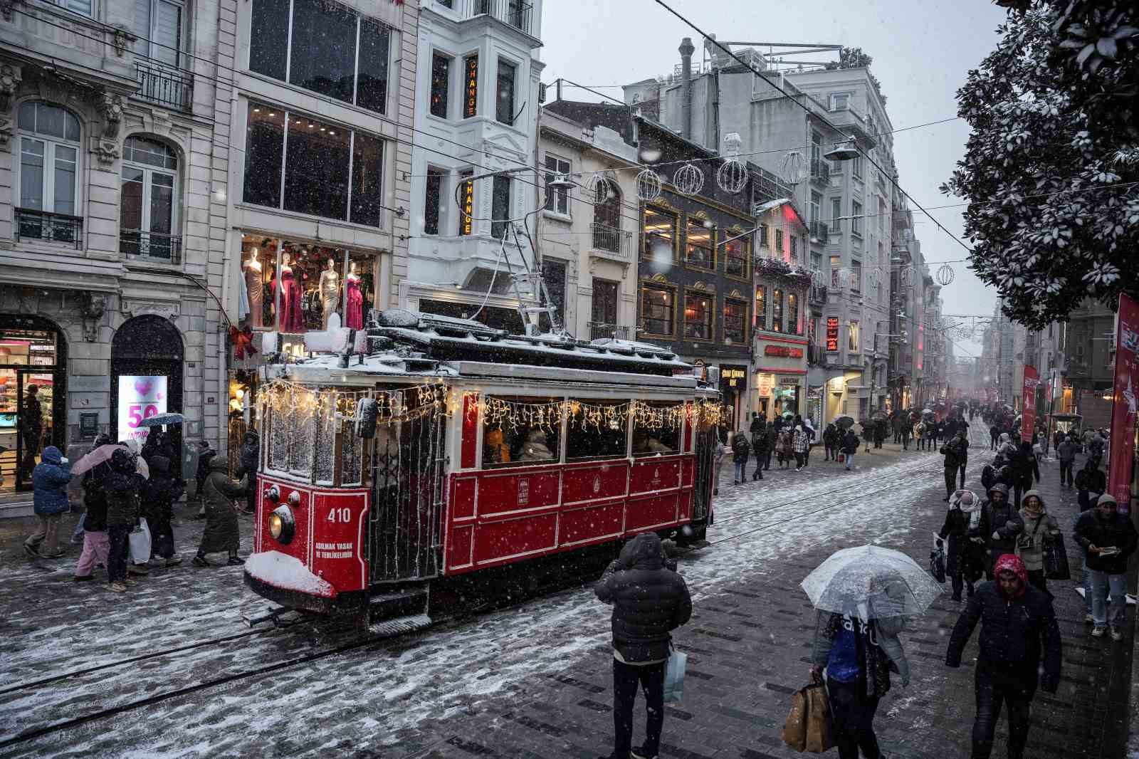 Taksim’de akşam saatlerinde kar yağışı etkili oldu
