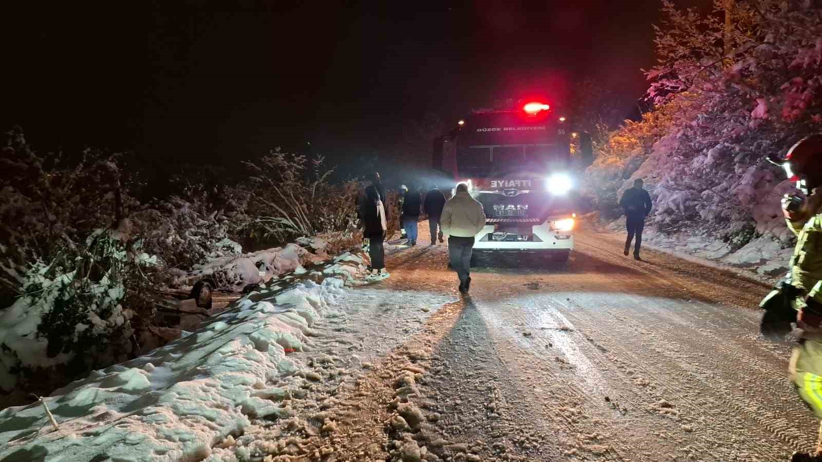 Karlı yolda sulama kanalına düşen otomobil ters döndü
