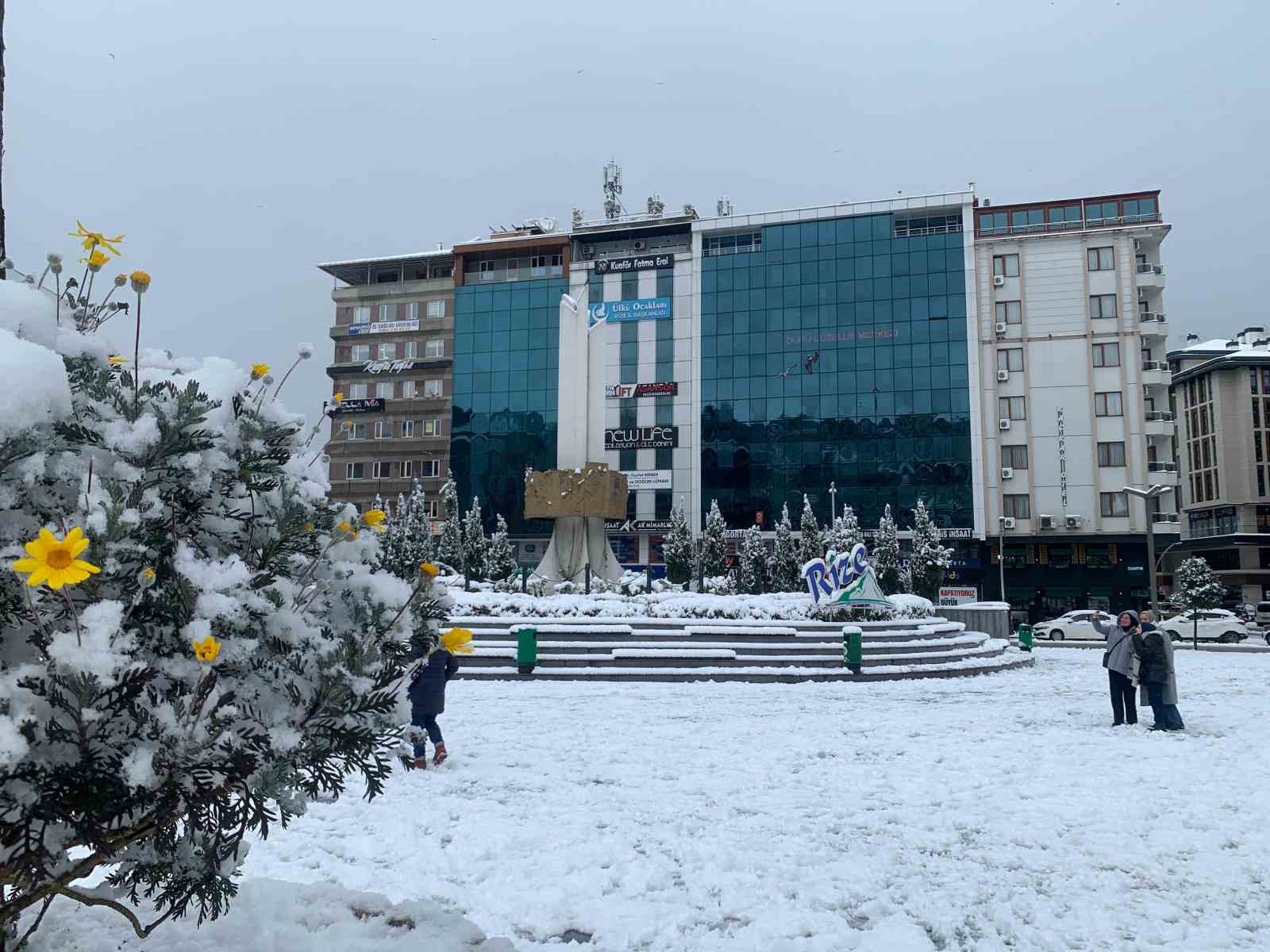 Rize&rsquo;de şehir merkezi beyaza b&uuml;r&uuml;nd&uuml;
