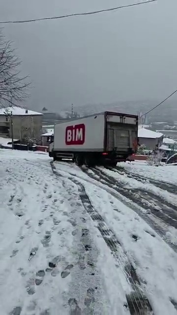Rampadan inmeye çalışan BİM kamyonu kaydı
