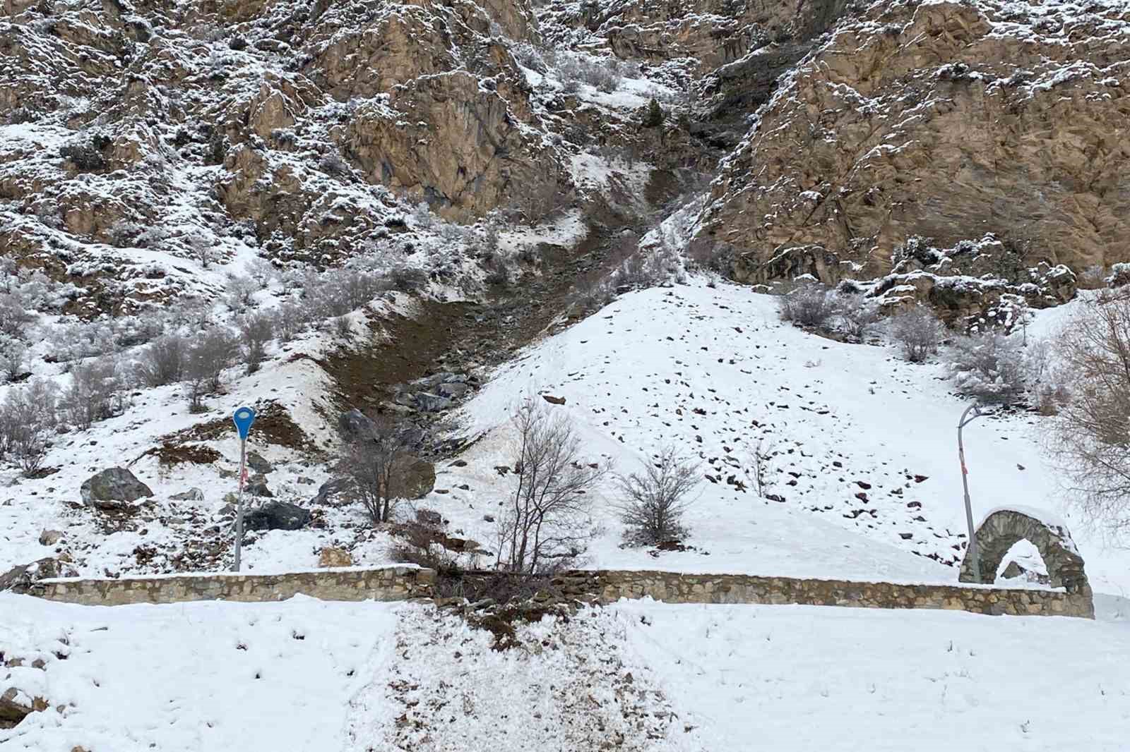 Van-&Ccedil;atak kara yoluna dev kaya par&ccedil;aları d&uuml;şt&uuml;
