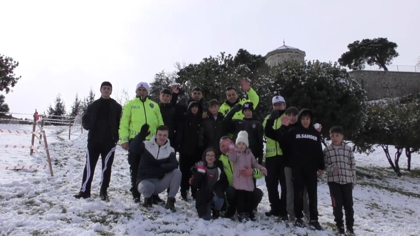Polis ekiplerinin &ccedil;ocuklarla kar eğlencesi
