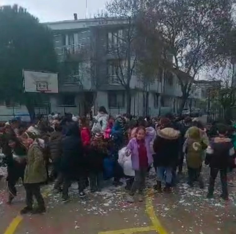 Öğrencilere kar sürprizi: Okul bahçesine kamyonetle kar getirildi