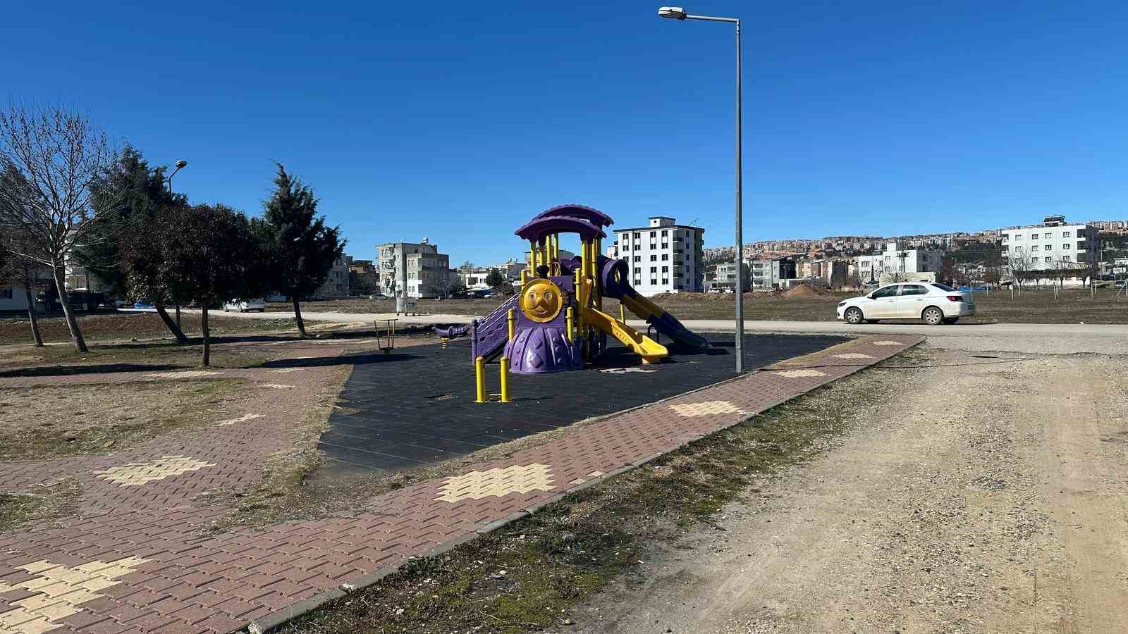 Küçük çocuk: "Köpekler az daha elimi ısıracaktı"