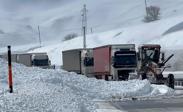 Çığ düşen Yüksekova-Esendere kara yolu yeniden ulaşıma açıldı