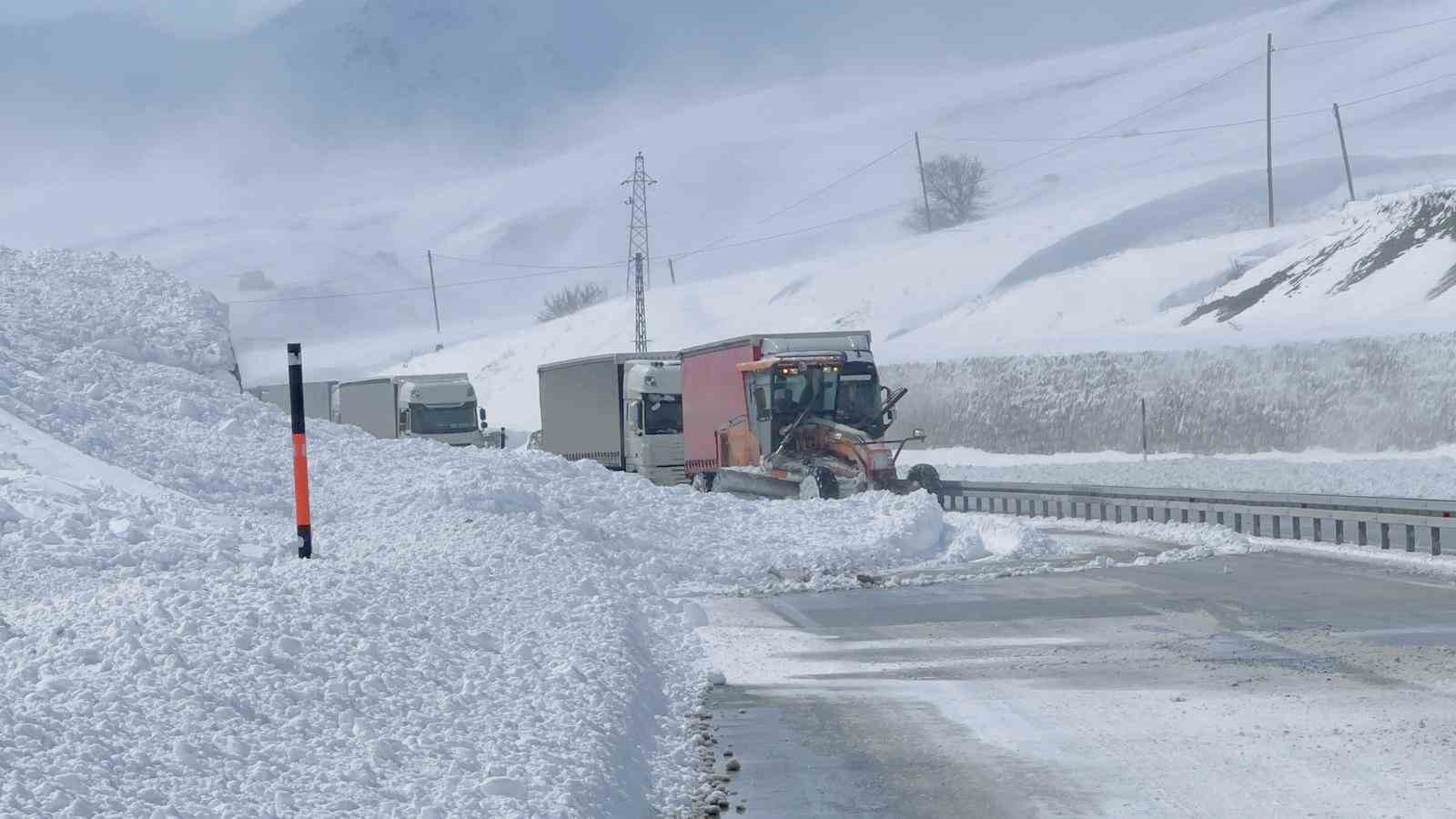 &Ccedil;ığ d&uuml;şen Y&uuml;ksekova-Esendere kara yolu yeniden ulaşıma a&ccedil;ıldı
