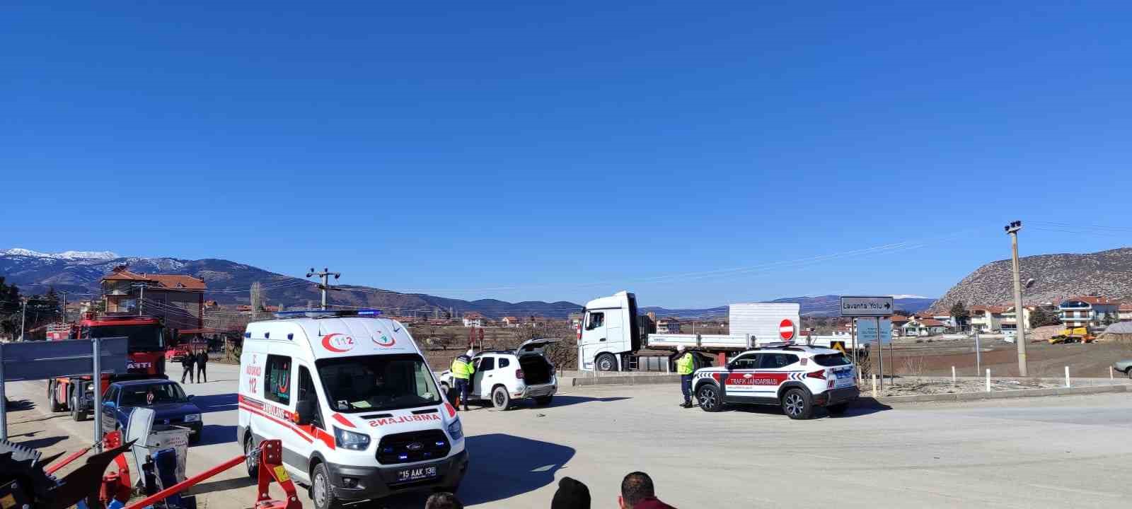 Burdur&rsquo;da iki otomobil &ccedil;arpıştı: 2 yaralı
