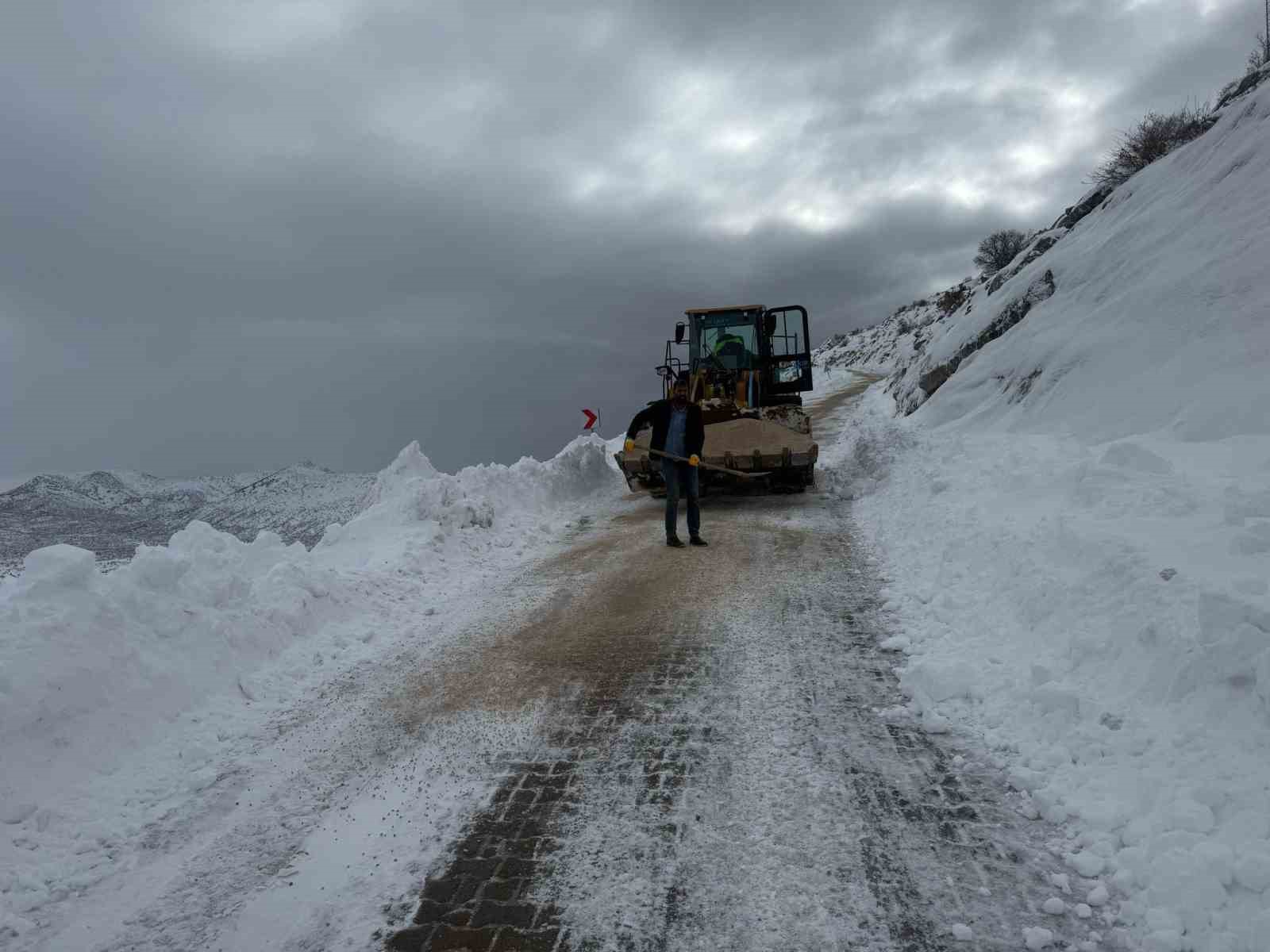 Diyarbakır’da 69 kırsal mahallenin yolu ulaşıma açıldı