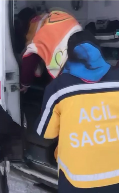 Kars&rsquo;ta hasta kadın, sağlık ve &ouml;zel idare ekiplerince kurtarıldı
