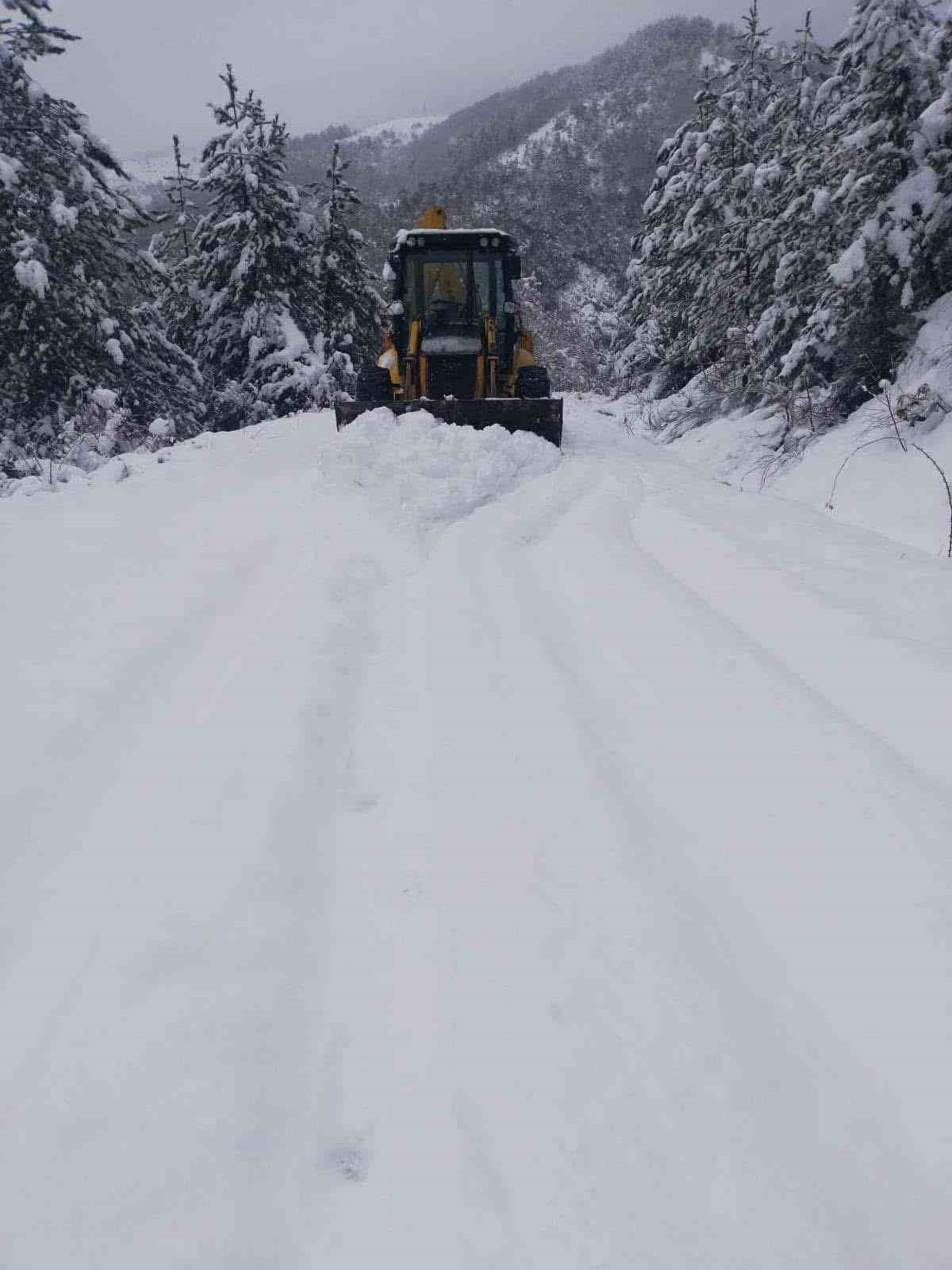 Sinop&rsquo;u kar vurdu: K&ouml;ylerin y&uuml;zde 50&rsquo;si kapalı
