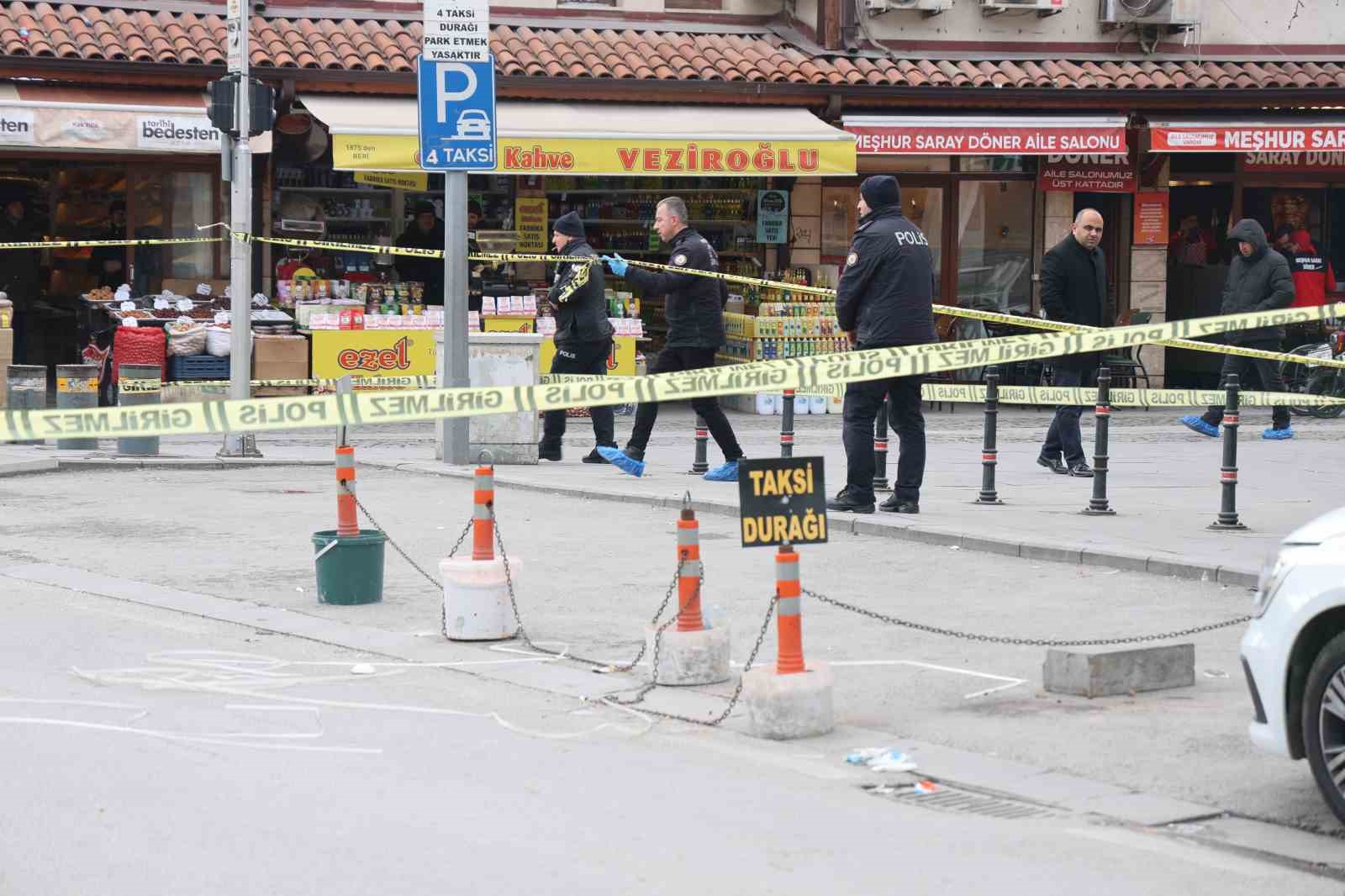 Sokak ortasında tabancayı peş peşe ateşleyerek husumetlisini vurdu