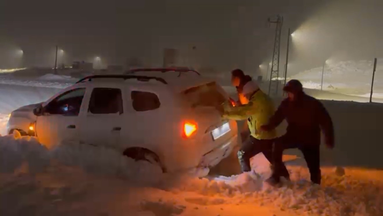 Iğdır’da yoğun kar yağışı etkili oldu, sürücüler yollarda mahsur kaldı