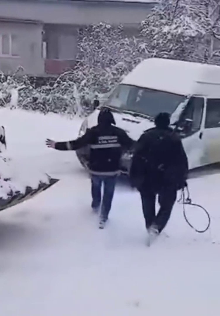 Zonguldak’ta iş makinesinin çarptığı öğrenci servisi metrelerce kayıp duvara çarptı