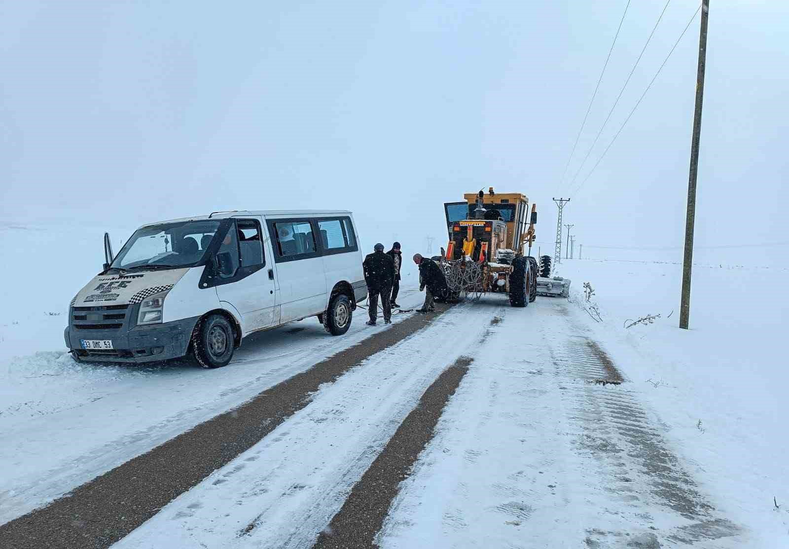 Yolda kalan araçlar belediye ekipleri tarafından kurtarıldı