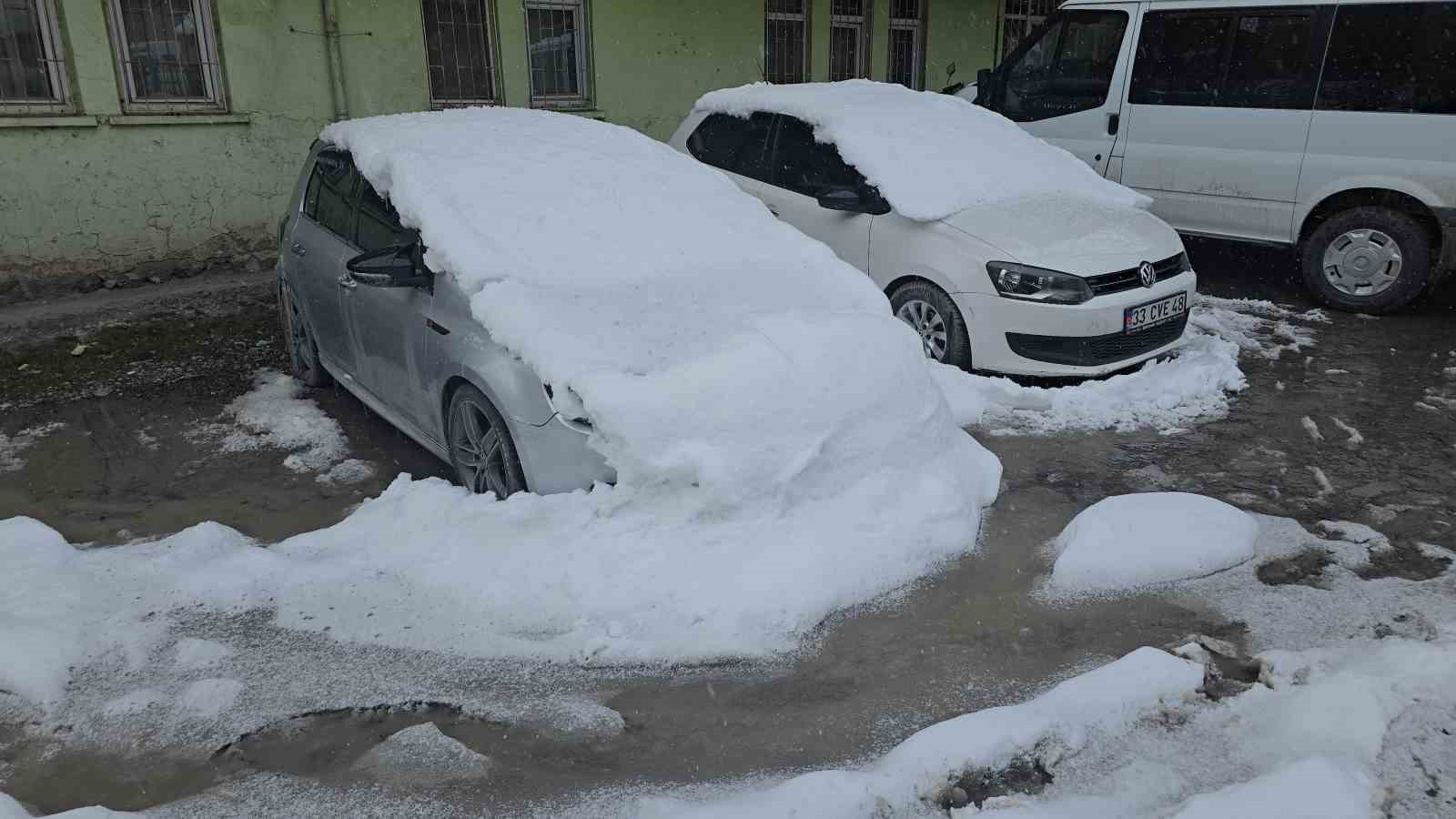 Hakkari&rsquo;de karın ağırlığına dayanamayan at&ouml;lyenin &ccedil;atısı &ccedil;&ouml;kt&uuml;
