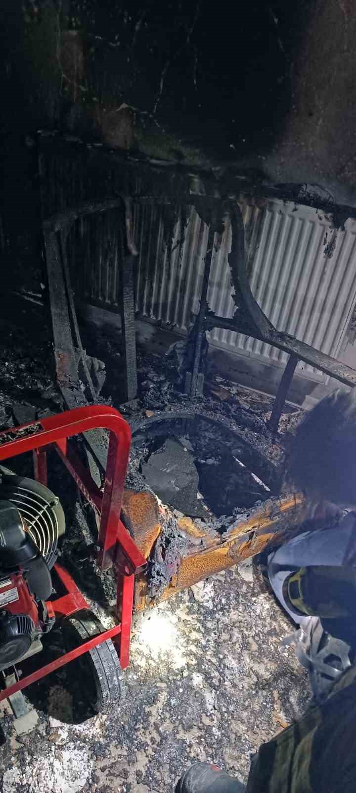 Bolu&rsquo;da evde &ccedil;ıkan yangında 3&rsquo;&uuml; &ccedil;ocuk 4 kişi dumandan etkilendi
