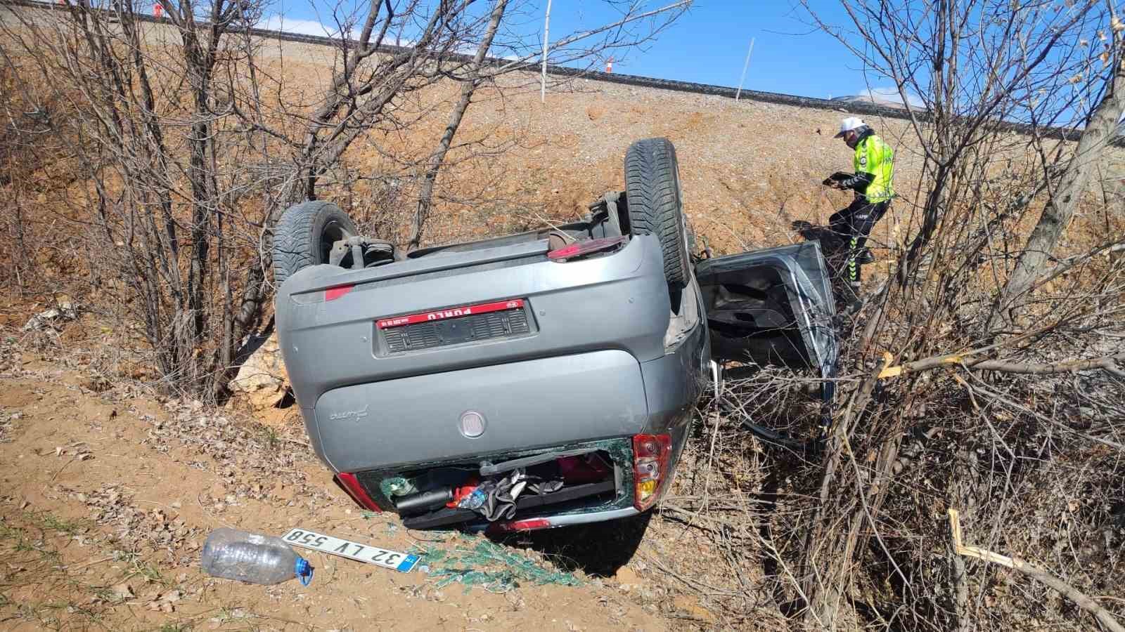 Isparta&rsquo;da kontrolden &ccedil;ıkan otomobil takla attı: 1 yaralı
