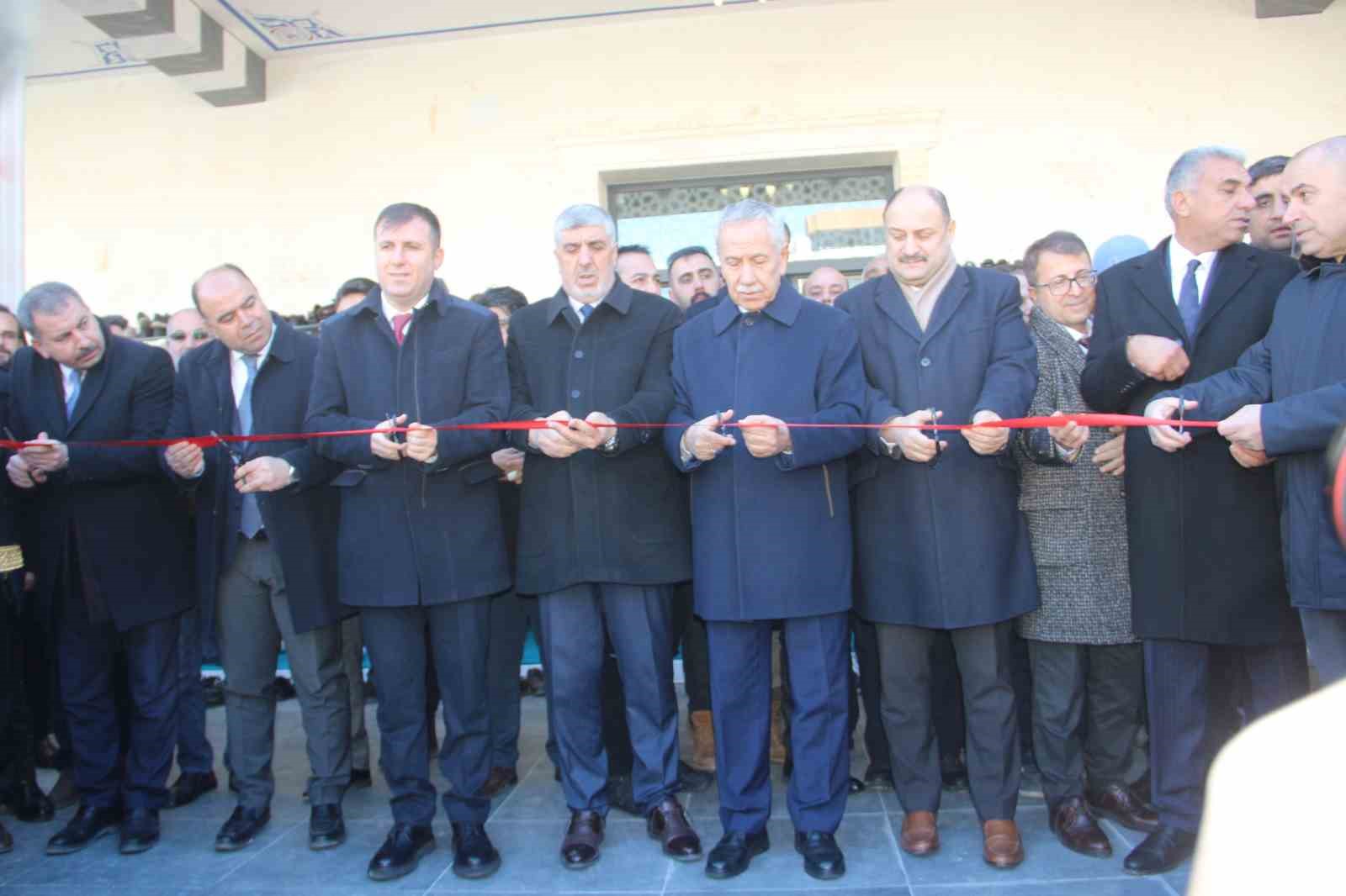 TBMM eski başkanı Bülent Arınç Şanlıurfa’da cami açılışına katıldı