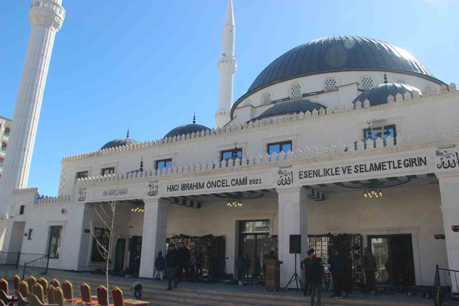TBMM eski başkanı B&uuml;lent Arın&ccedil; Şanlıurfa&rsquo;da cami a&ccedil;ılışına katıldı
