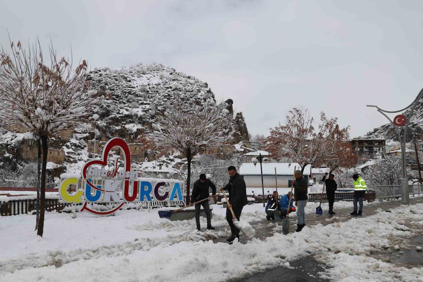 Çukurca Belediyesinden yol temizleme çalışması
