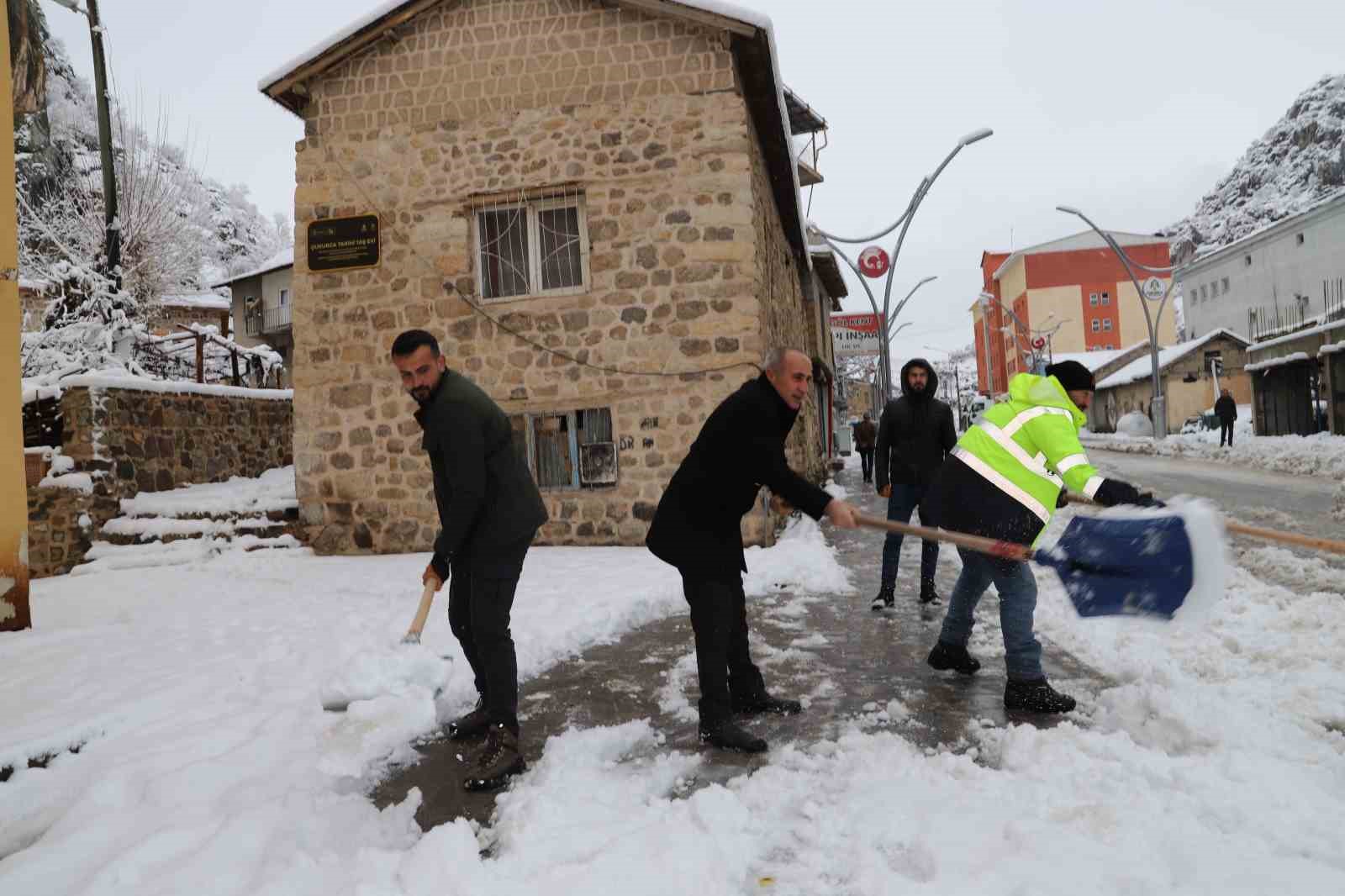 &Ccedil;ukurca Belediyesinden yol temizleme &ccedil;alışması
