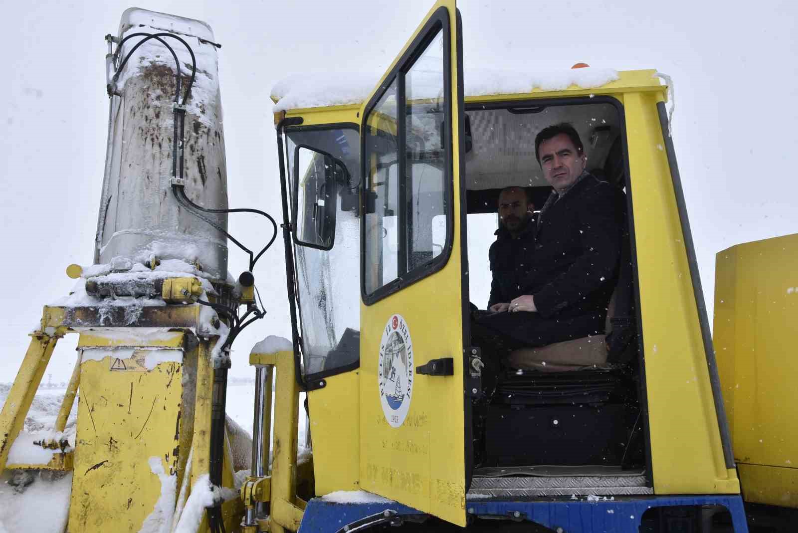 Vali Karakaya, karla m&uuml;cadele ekiplerine tatlı ikramında bulundu
