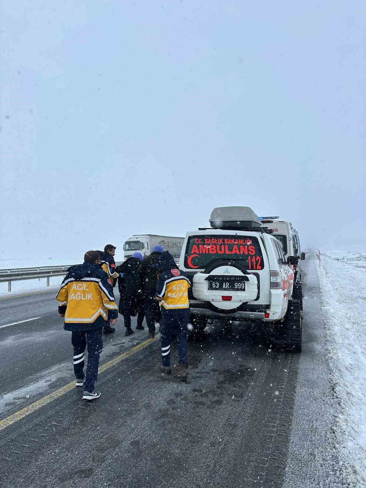 Şanlıurfa’da kardan yollar kapandı, hastalara paletli ambulans ile ulaşıldı
