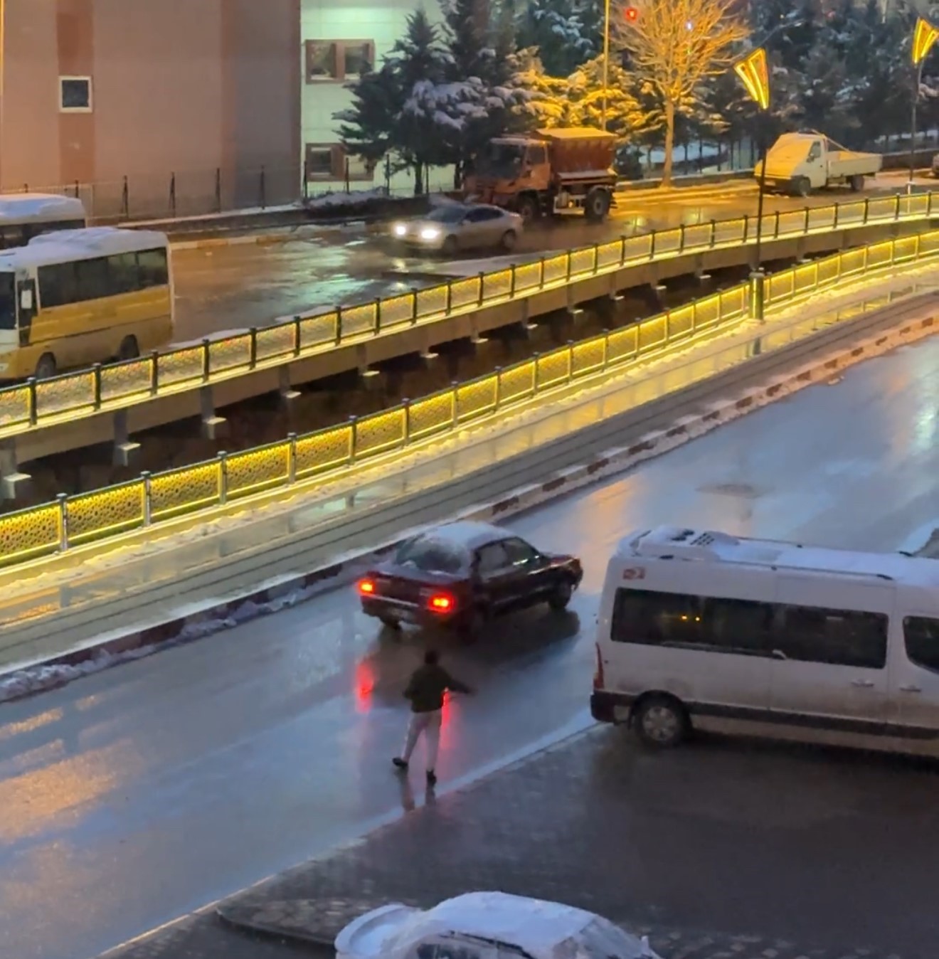Tokat&rsquo;ta &ccedil;ocukların tehlikeli oyunu kamerada

