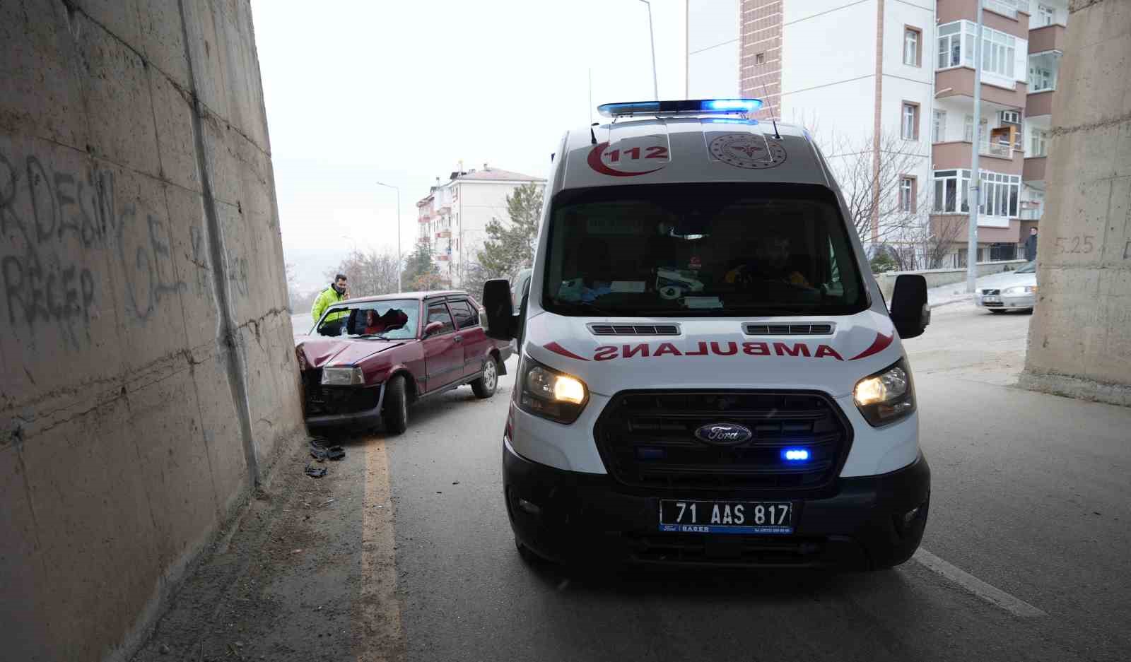 Kırıkkale’de otomobil beton duvara çarptı: 2 ağır yaralı