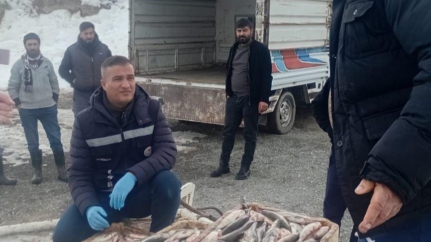 Er&ccedil;ek G&ouml;l&uuml;&rsquo;nde kış balık&ccedil;ılığı devam ediyor
