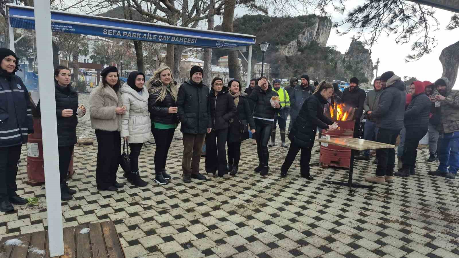 Karla mücadele ekiplerine sucuk ekmek